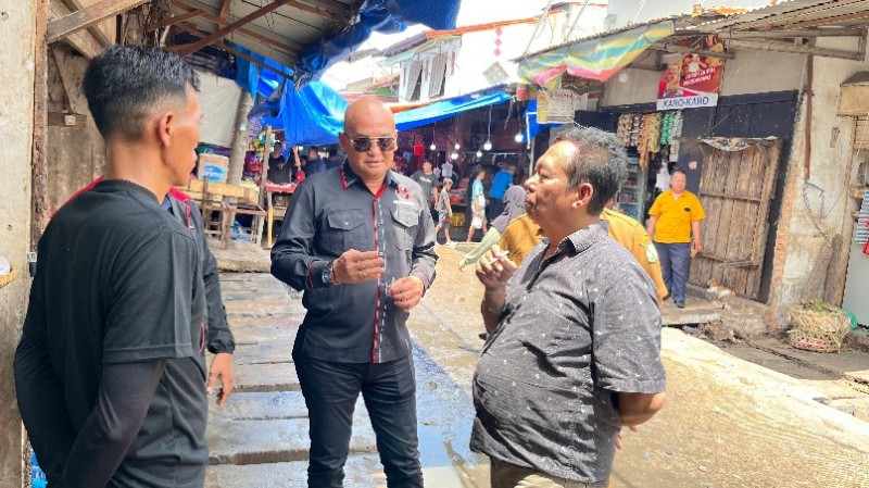 Tancap Gas Kini Robi Barus Tinjau Pengerukan Drainase Pasar Sei Sikambing
