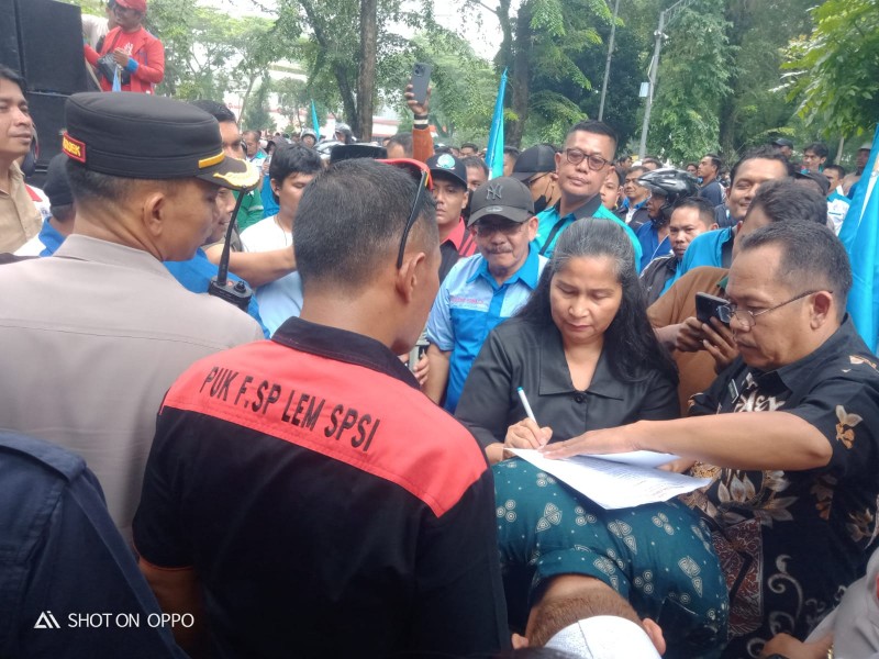 Gabungan Pekerja Buruh Bergerak Demo DPRD Sumut Tuntut PPH Pasal 21
