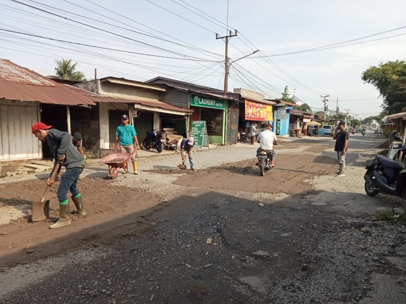 Hamba Allah Beri Bantuan 10 Ton Aspal Kepada Warga Patumbak II melalui Romy Purba