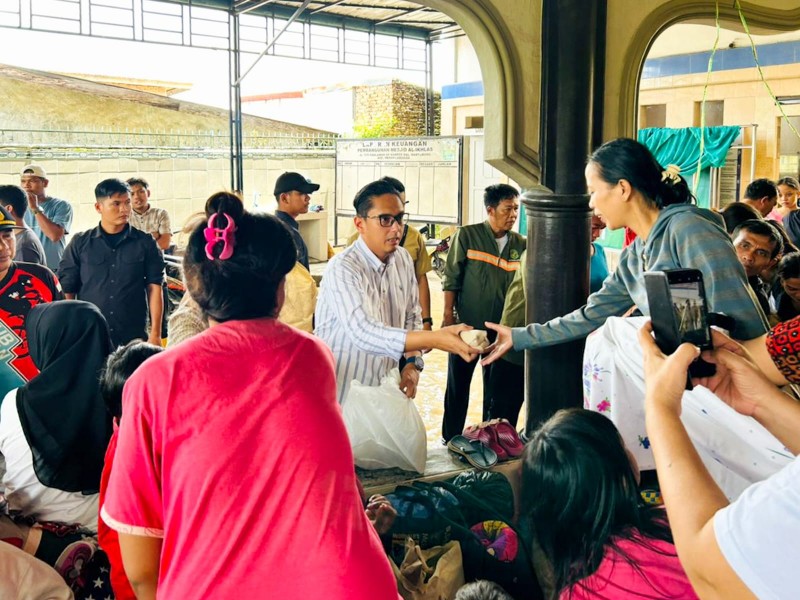 Rico Waas Kunjungi dan Salurkan Bantuan Logistik untuk Pengungsi Banjir