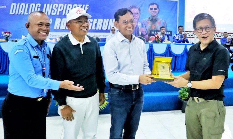 Rocky Gerung Dialog Inspiratif di SMA Plus Efarina, Bupati; Taruna Agar Bersemangat dan Berprestasi