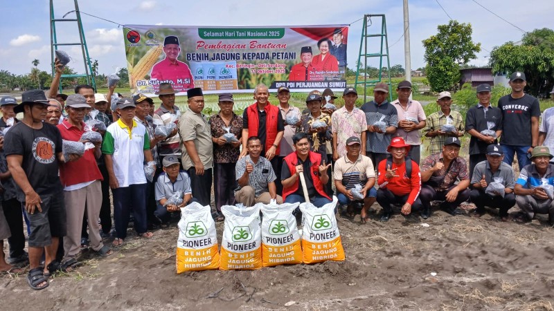 Reses di Karang Anyar Deli Serdang, Sutarto Serahkan Bantuan Bibit Jagung ke Petani