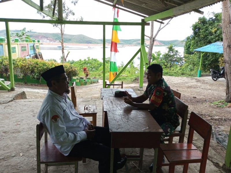 Babinsa Desa Kampung Hilir Laksanakan Komsos dengan Wakil Kepala Sekolah MTs Swasta Kecamatan Tambelan