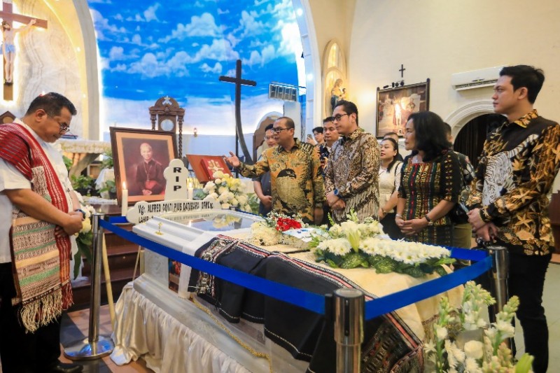 Rico Waas Hadiri Misa Requiem, Ungkapkan Bela Sungkawa atas Wafatnya Uskup Emeritus Monsignor Alfred Gonti Pius Datubara*