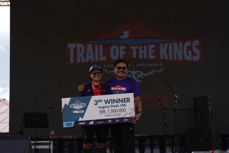Sekdaprov Sumut Serahkan Piala Pemenang Lari Lintas Alam Trail of The Kings Danau Toba
