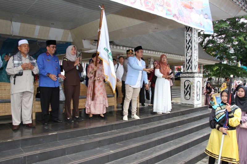 Ny Liswaty Wesly Silalahi Lepas Peserta Pawai Ta'aruf FASI ke XIII BKPRMI