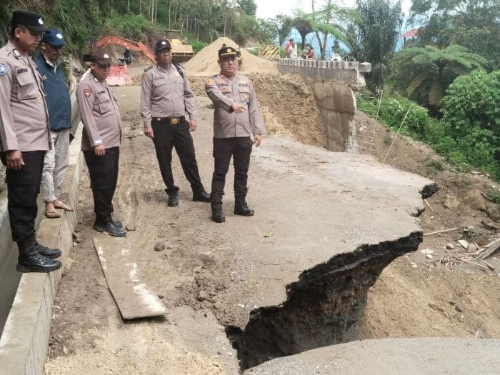 Diterjang Longaor, Jalan Lingkar P.Samosir Simanindo Putus