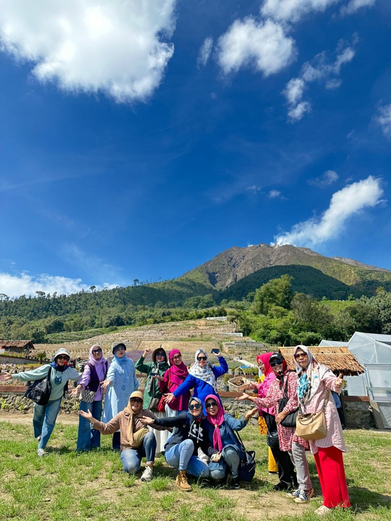 Jelang Hari Ibu,IKWI PWI Sumut Berwisata Nikmati Destinasi Kebun Anggur di Karo