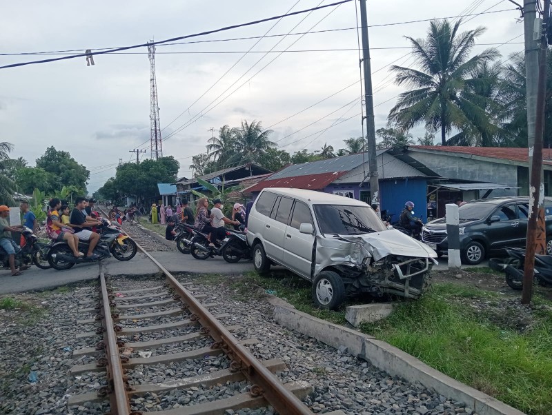 Tabrakan Maut di Perlintasan Liar Cingwan Medan, Kijang Kapsul Ringsek Dihantam Kereta Api