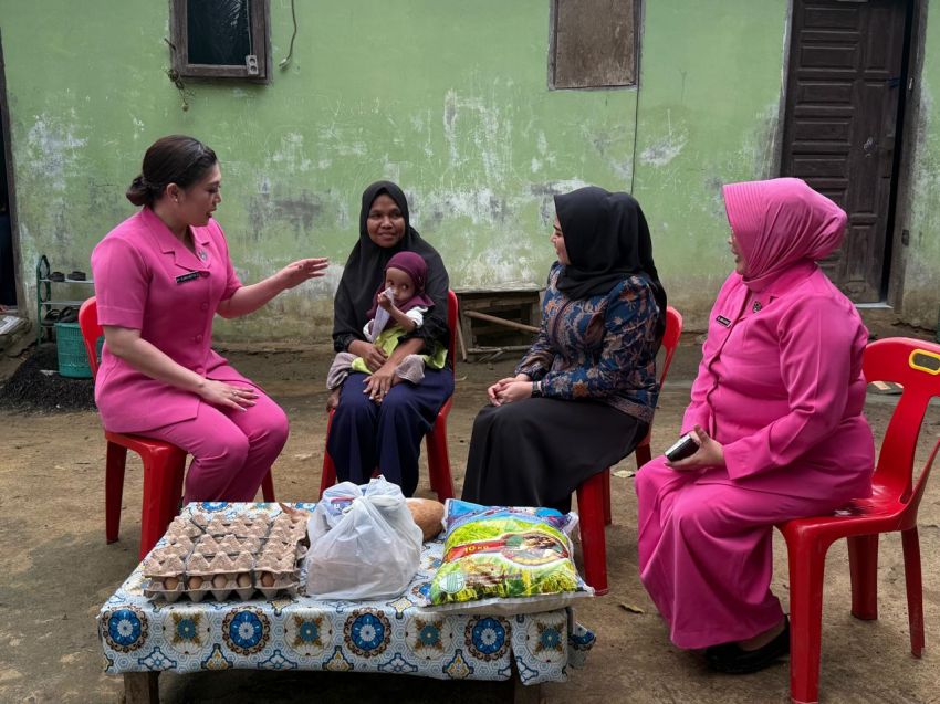 Ketua Bhayangkari Polres Labusel Tinjau Anak Penderita Stunting