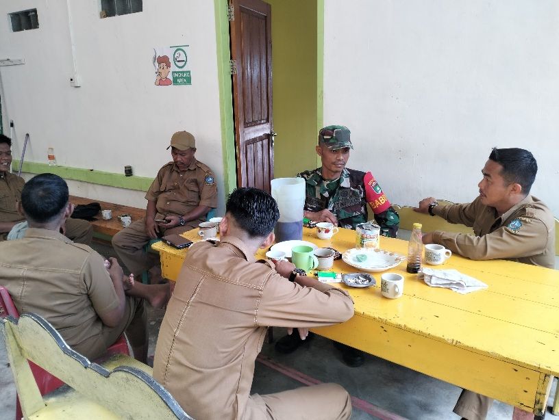 Babinsa Koramil 07/Tambelan Komsos dengan Staf Desa Mentebung