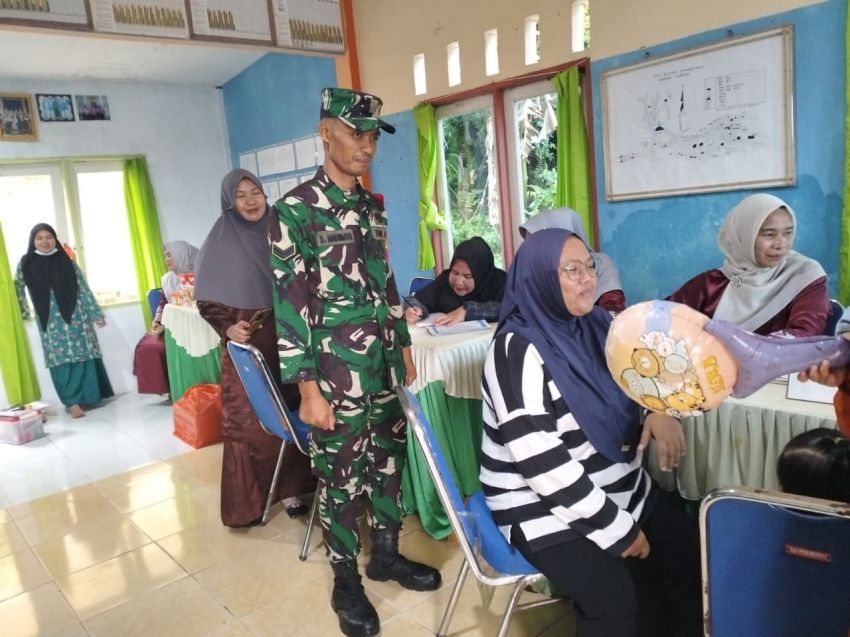 Babinsa Koramil 07/Tambelan : Kegiatan Posyandu, Demi Wujudkan Kesehatan dan Kesejahteraan Balita dan ibu