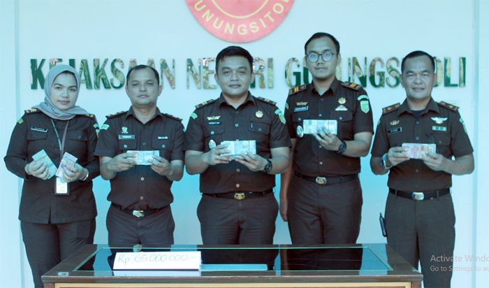 Tersangka ETG Titipkan Uang Kerugian Negara Rp65 Juta Atas Dugaan Korupsi Pembangunan Tembok RS Pratama Lologolu