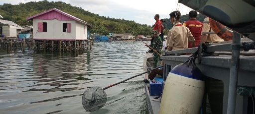 TNI dan Masyarakat Bersatu, Gelar Bakti Sosial Gotong Royong Membersihkan Laut di Tambelan