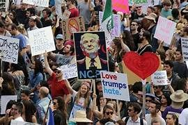Pawai Anti-Trump Memenuhi Jalan - Jalan di NYC, Washington dan San Diego
