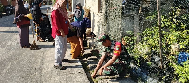 Kegiatan Gotong Royong: Babinsa Koramil 07/Tambelan Tekankan Pentingnya Kebersihan Lingkungan