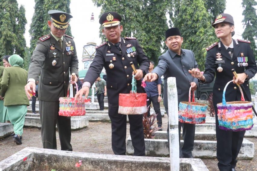 Kapolres Simalungun Ikuti Ziarah Kubur Nasional dan Tabur Bunga Peringatan HUT TNI ke-80