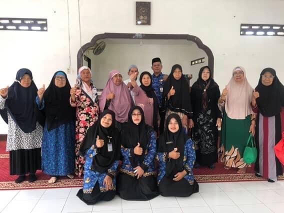 Sentuhan Spiritual Penyuluh Agama KUA Binjai Timur, Dampingi Penghuni Panti Jompo Belajar Al Quran