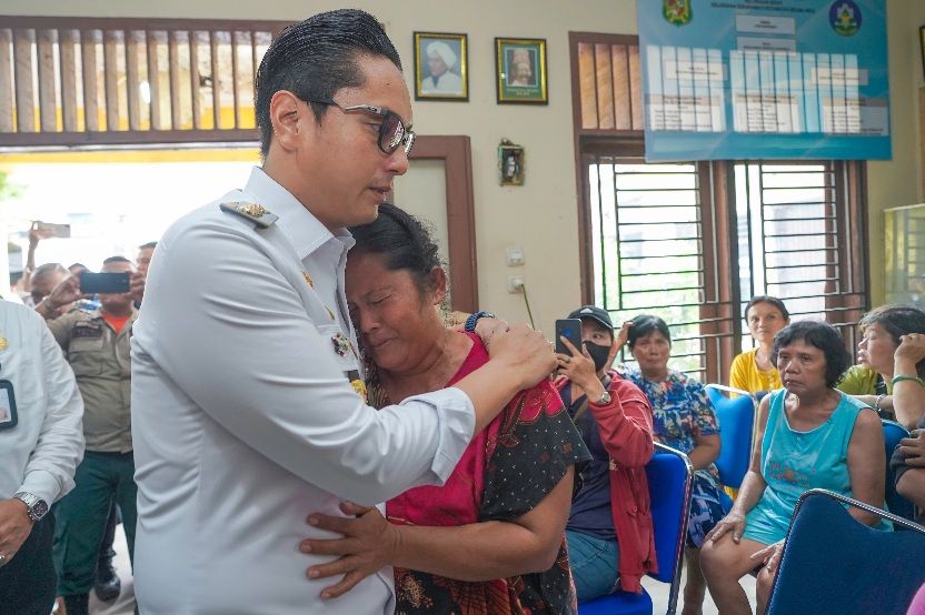 Rico Waas Serahkan Bantuan Kepada Korban Kebakaran Asia Mega Mas, Tangis Haru Pecah di Kantor Lurah Sukaramai II