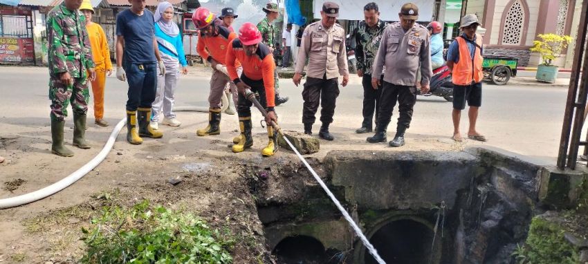 Polsek Serbalawan Bersama Forkopimca Bersihkan Parit Buangan Air, Cegah Banjir Di Musim Penghujan
