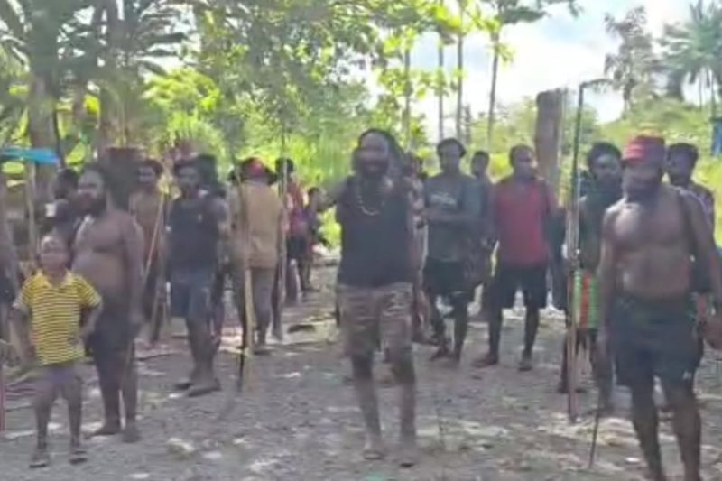 Bentrok Fisik Papua Tengah Menggunakan Senjata Tradisional Panah