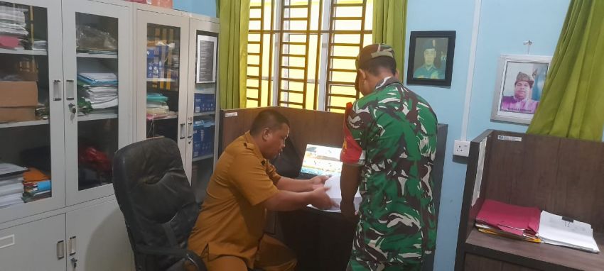 Babinsa Koramil 07/Tambelan Sertu Ruksin laksanakan komsos tentang pentingnya Tertib Administrasi Kependudukan