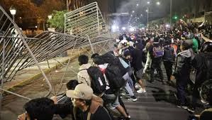 Desak Mundur Presiden, Satu Tewas dan Ratusan Luka Luka