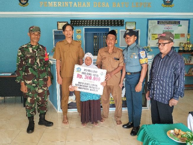 Didampingi dan dikawal Babinsa Koramil 07/Tambelan, Pembagian BLT di Desa Batu Lepuk berjalan lancar dan aman