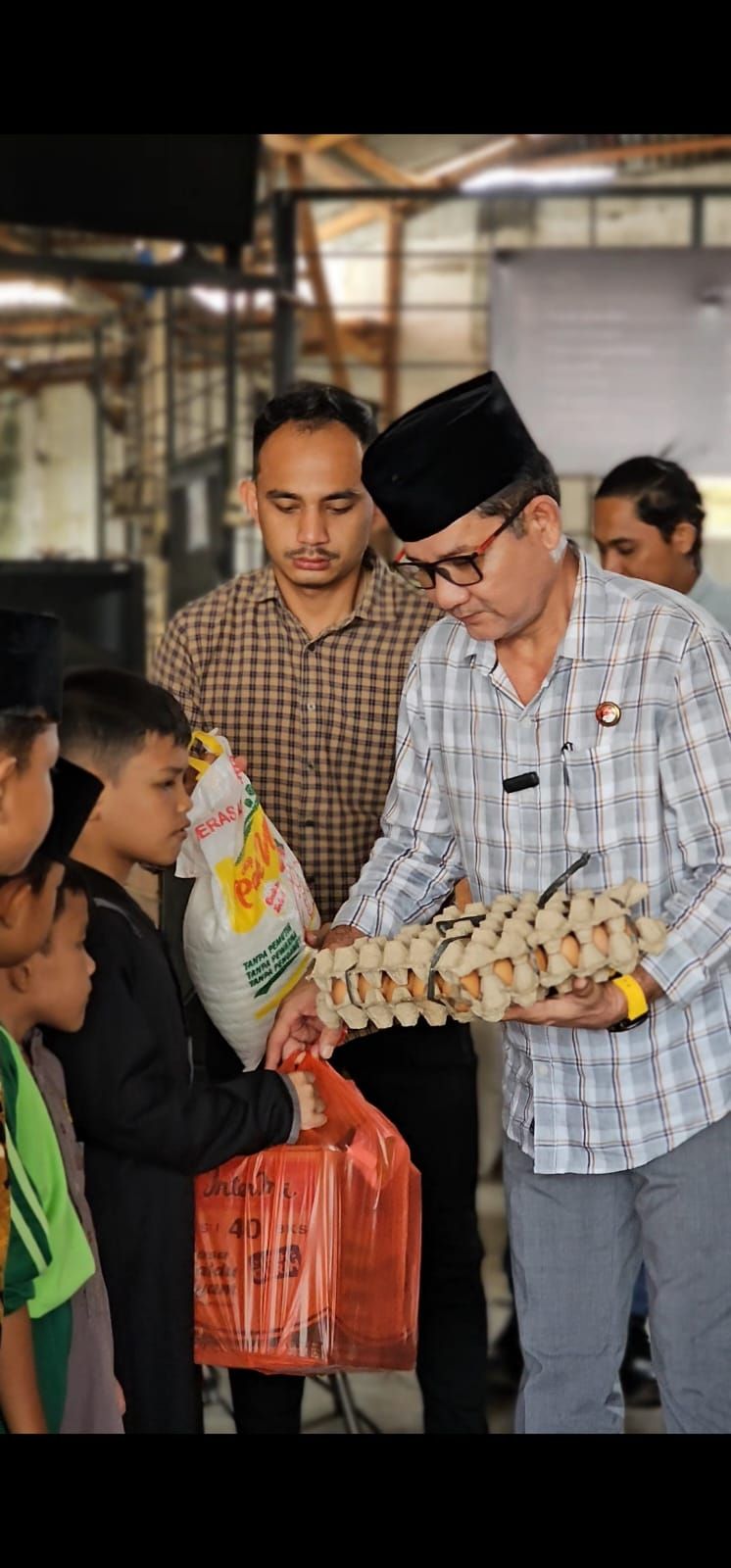 Satres Narkoba Polres Labusel Gelar Sembako untuk Yatim Piatu dan Janda Kurang Mampu
