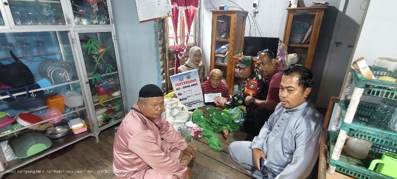 Babinsa Koramil 07/Tambelan Peltu M. Hasanuddin Dampingi dan Amankan Pembagian BLT di Desa Binaannya
