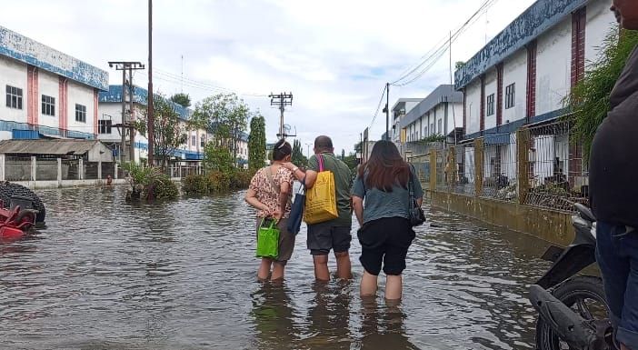 Warga Dan Perkerja KIM Belawan Sulit Lintasi Jalan Tergenang Banjir