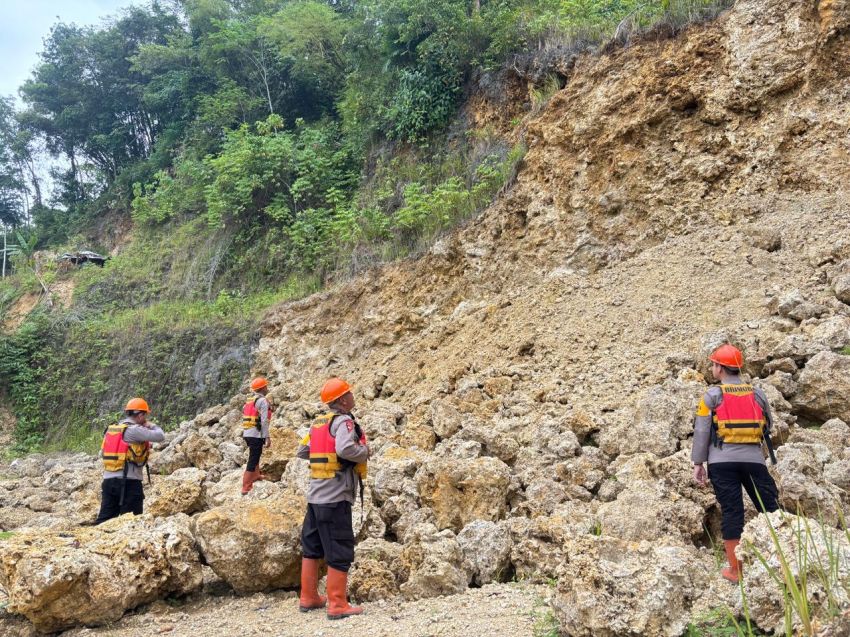 " Brimob Polda Sumut Laksanakan Patroli SAR Antisipasi Banjir dan Longsor di Nias”
