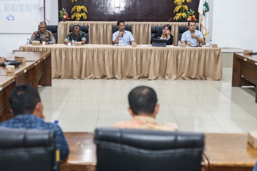 Sekdako Junaedi Pimpin Rapat Teknis Perobohan Gedung IV Pasar Horas.