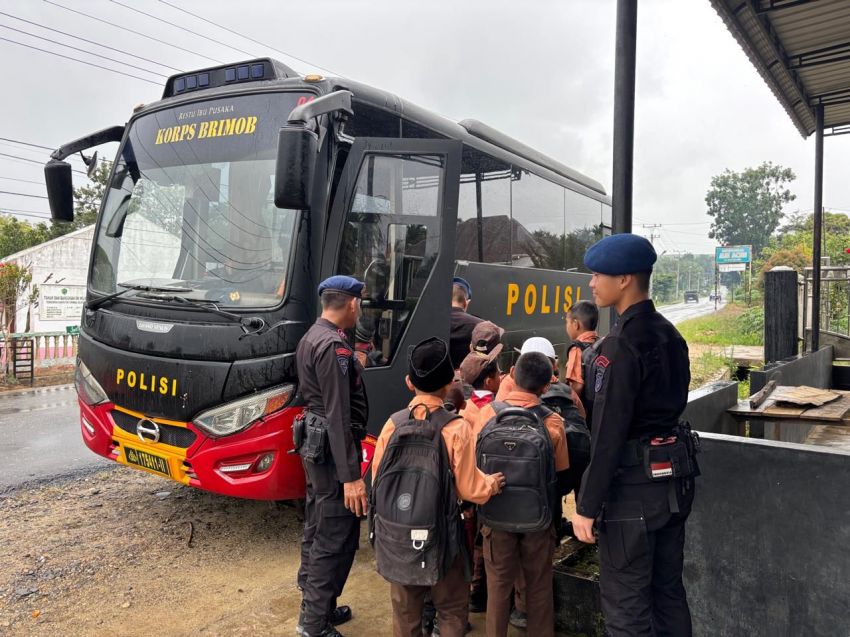 Brimob Polda Sumut Antar Jemput Anak Sekolah di Tapanuli Selatan