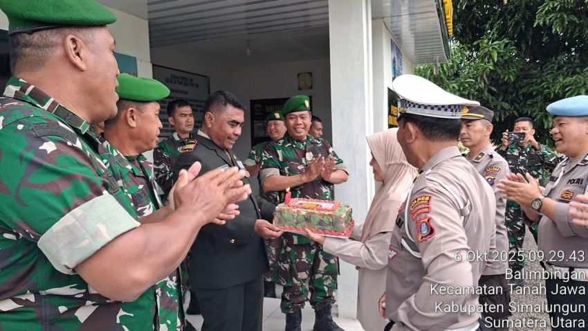 Polsek Tanah Jawa Beri Kejutan Ulang Tahun ke Koramil, Perkuat Sinergitas TNI-Polri di HUT TNI ke-80