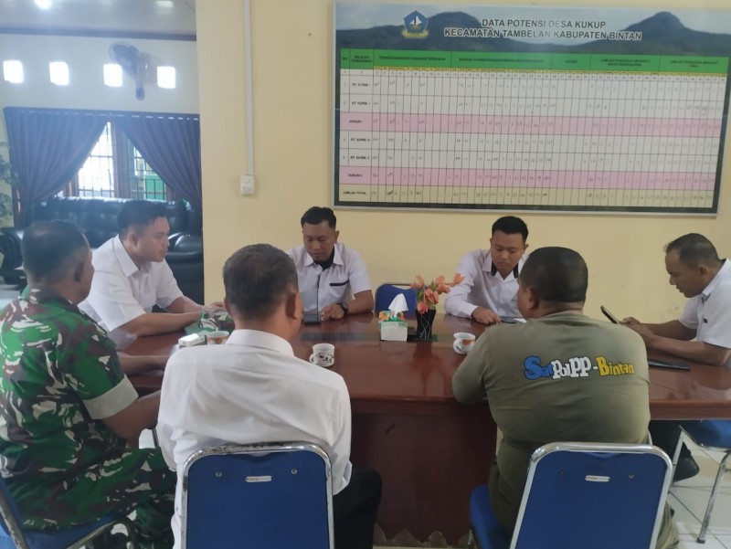 Babinsa Desa Kukup Laksanakan Komsos dengan Staf Desa, Bahas Keamanan dan Ketertiban Masyarakat