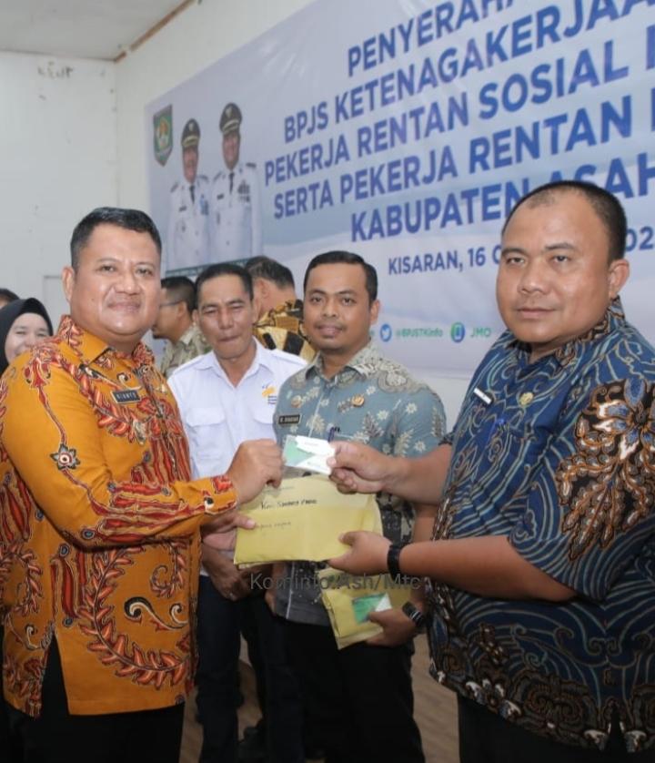 4.900 Pekerja Rentan di Asahan Terima Kartu BPJS Ketenagakerjaan