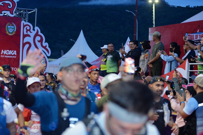 Gubernur Bobby Nasution Lepas Peserta Trail of The Kings, Seribuan Pelari Melintas Panorama Danau Toba