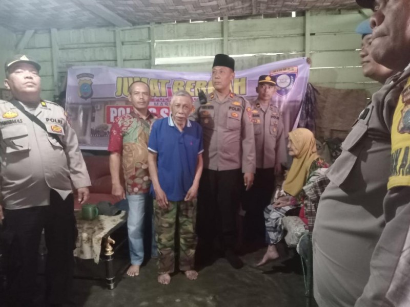 Jumat Berkah, Kapolsek Tanah Jawa Bersama Jajaran Salurkan Sembako ke Warga Miskin Ekstrem di Bah Jambi II
