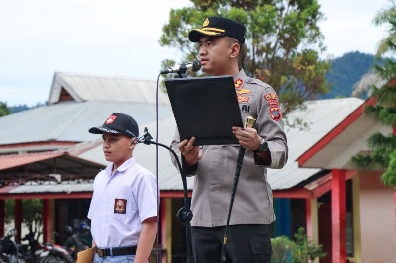 Kapolres Tapteng Imbau Ratusan Pelajar SMKN 3 Sibolga ; Jauhi Narkoba dan Taati Hukum di Sekolah dan Jalan Raya  TAPANULI TENGAH &ndash; Kepala Kepolisian R