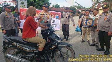Jumat Berkah, Polsek Bilah Hulu Bagikan Makanan kepada Masyarakat yang Melintas