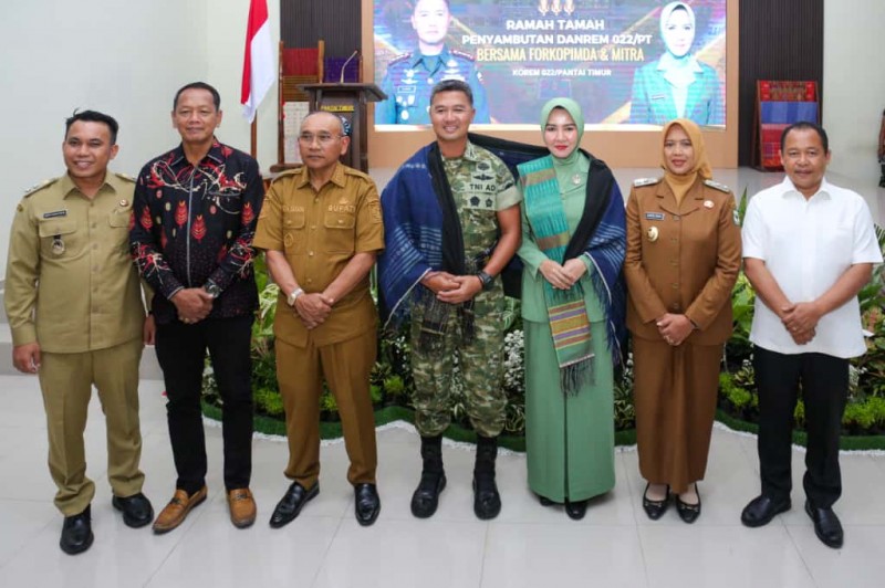 Herlina Sambut Danrem 022/PT, dari Kol Inf Agus Supriyono kepada Kol Inf Sandi Kamidianto