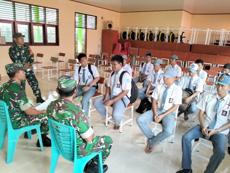 Anjangsana ke SMUN 1 Tambelan, Peltu M. Hasanuddin Sosialisasikan Gerakan Peduli Lingkungan dan Sayang Anak