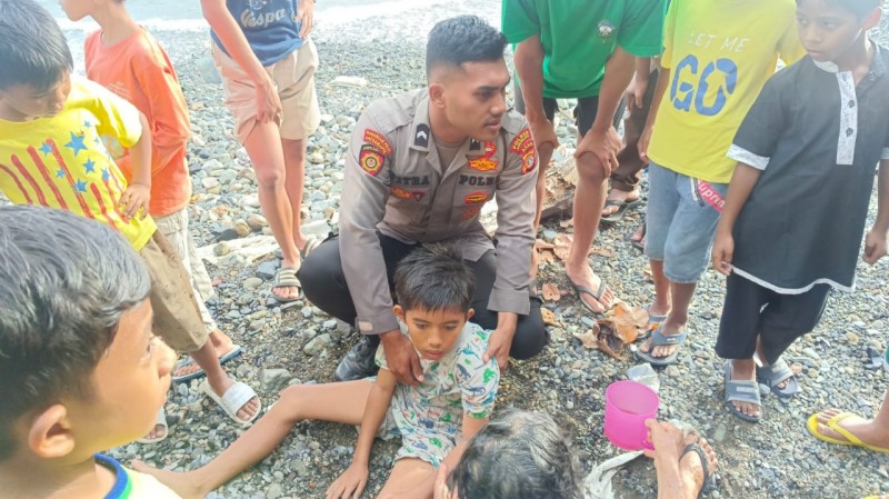 Aksi Cepat Bripda Riski di Tapaktuan, Selamatkan Anak Tenggelam di Depan Mapolres