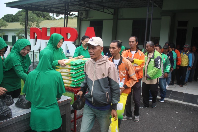 Perkuat Kemanunggalan TNI-Rakyat, Danyon Zipur 1/DD Berbagi Sembako dan Jalin Keakraban dengan Pengemudi Ojol dan Betor