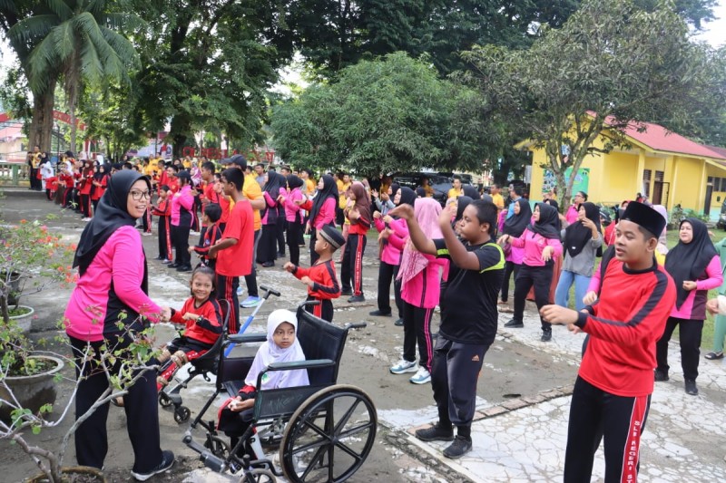 Kapolres Langkat Gelar Olahraga Bersama Siswa SLB Negeri Stabat, Wujud Kepedulian dan Dukungan untuk Anak Berkebutuhan Khusus