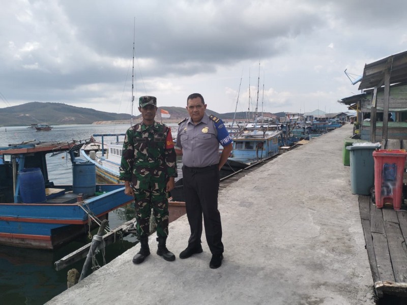 Patroli Bersama Babinsa Koramil 07/Tambelan dan Petugas Imigrasi Tanjung Pinang Sosialisasikan Pembuatan Paspor dan Lapor Cepat WNA di Kecamatan Tembe