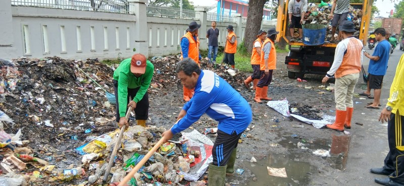 Kades Medan Estate Apresiasi Aksi Jumat Bersih, Ajak Masyarakat Peduli Lingkungan