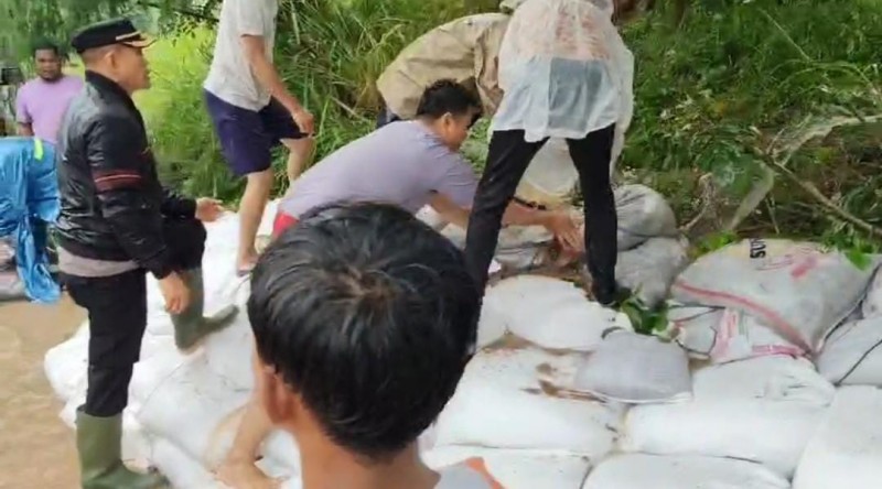 Polres Pelabuhan Belawan dan Warga Bahu-Membahu Perbaiki Tanggul Sungai Deli yang Jebol di Panah Hijau