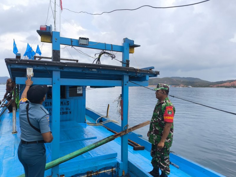 Babinsa Koramil 07/Tambelan Dan Babinpotmar Pos TNI AL Laksanakan Patroli Keamanan di Pelabuhan Sri Bentayan